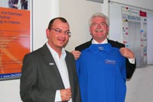 Der Wirtschaftsminister bei der Entgegennahme des Erinnerungsgeschenks