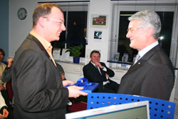 Landrat Theo Zellner gratuliert Herrn Werner Dandl zum Erfolg
